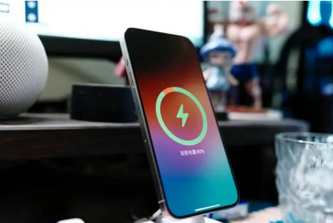仁和苹果15换屏服务分享用什么充电器给iPhone15充电更好 